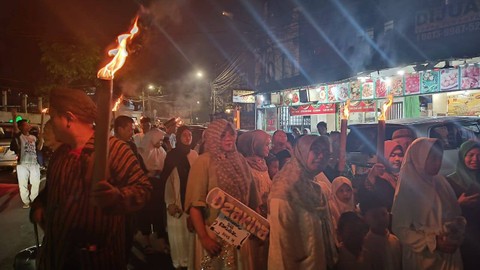 Pawai obor menyambut Ramadan dari warga RW 11 Jalan Petogogan, Radio Dalam, Jakarta Selatan, Sabtu (9/3/2024). Foto: Fadlan Nuril Fahmi/kumparan
