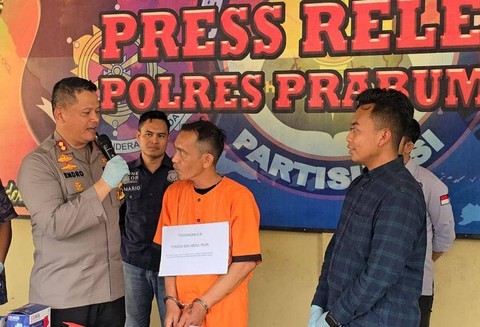 Kapolres Prabumulih, AKBP Endro Aribowo saat meminta keterangan pelaku Yeyen yang tega menyiram air keras ke istrinya, Foto : Istimewa
