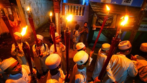 Sejumlah warga Jalan Faqih Usma yang mengabadikan kegiatan tradisi tahunan pawai obor jelang ramadan di Palembang, Sabtu (9/3) Foto: ary priyanto/urban id
