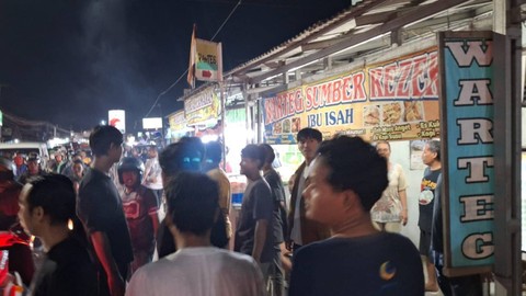 Bentrokan antara dua suporter sepakbola pecah di Karawang, Sabtu (9/3/2024) Foto: Dok. Istimewa