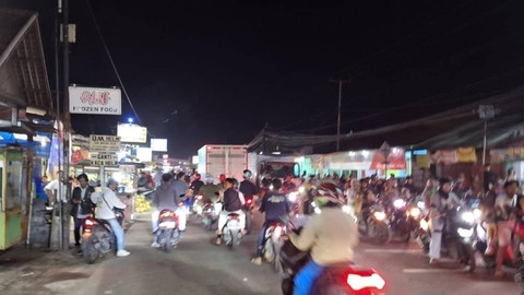 Bentrokan antara dua suporter sepakbola pecah di Karawang, Sabtu (9/3/2024). Foto: Dok. Istimewa