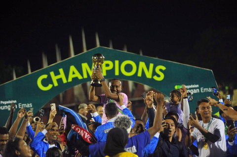 Pesepak bola PSBS Biak dan ofisial mengangkat piala usai menjadi juara pertama Liga 2 di Stadion GOR H Agus Salim Padang, Sumatera Barat, Sabtu (9/3/2024). Foto: Iggoy el Fitra/ANTARA FOTO