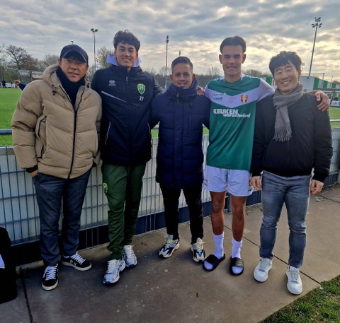 Shin Tae-yong bertemu Jens Raven dan Rafael Struick di Belanda pada 9 Maret 2024. Foto: Dok Jens Raven