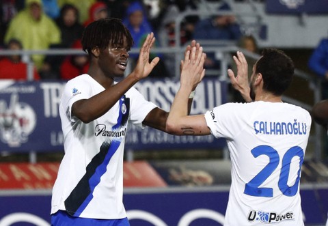 Yann Bisseck rayakan gol dengan Hakan Calhanoglu saat Bologna vs Inter Milan dalam laga pekan ke-28 Liga Italia 2023/24 di Stadio Renato Dall'Ara pada Minggu (10/3) dini hari WIB.  Foto:  REUTERS/Alessandro Garofalo