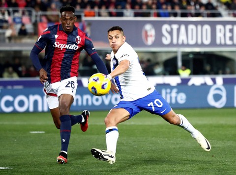 Jhon Lucumi duel dengan Alexis Sanchez saat Bologna vs Inter Milan dalam laga pekan ke-28 Liga Italia 2023/24 di Stadio Renato Dall'Ara pada Minggu (10/3) dini hari WIB.  Foto:  REUTERS/Alessandro Garofalo