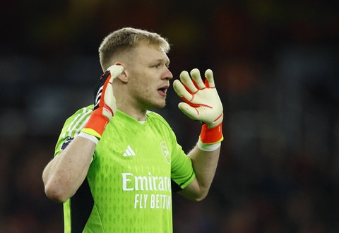 Aaron Ramsdale blunder saat Arsenal vs Brentford dalam laga pekan ke-28 Liga Inggris 2023/24 di Stadion Emirates pada pada Minggu (10/3) dini hari WIB. Foto: Action Images via Reuters/John Sibley