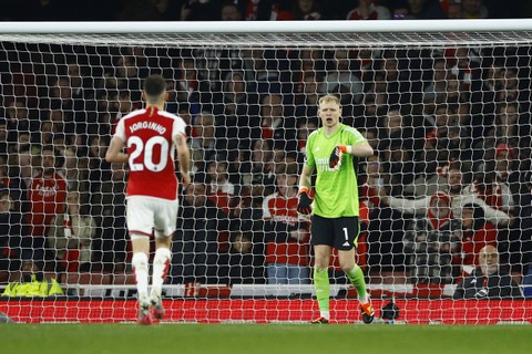 Aaron Ramsdale (kanan) blunder saat Arsenal vs Brentford dalam laga pekan ke-28 Liga Inggris 2023/24 di Stadion Emirates pada pada Minggu (10/3) dini hari WIB. Foto: Action Images via Reuters/John Sibley