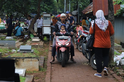 Warga berziarah di TPU Menteng Pulo, Jakarta Selatan, Minggu (10/3/2024). Foto: Iqbal Firdaus/kumparan