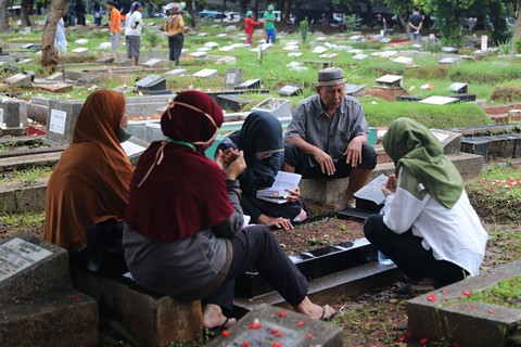 Warga berziarah di TPU Menteng Pulo, Jakarta Selatan, Minggu (10/3/2024). Foto: Iqbal Firdaus/kumparan