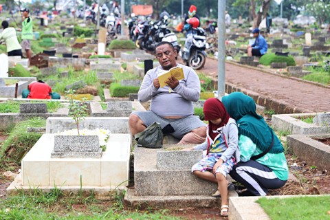 Warga berziarah di TPU Menteng Pulo, Jakarta Selatan, Minggu (10/3/2024). Foto: Iqbal Firdaus/kumparan