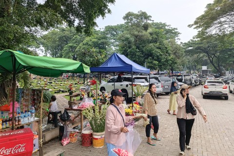 Suasana jelang bulan Ramadhan di TPU Tanah Kusir, Jakarta Selatan, Minggu (10/3/2024). Foto: Zamachsyari/kumparan