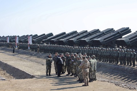 Pemimpin Korea Utara Kim Jong-un memandu latihan penembakan artileri oleh Tentara Rakyat Korea di Korea Utara. Foto: KCNA/via REUTERS