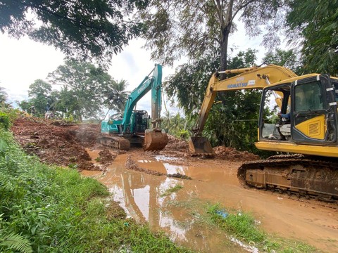 Hutama Karya Group memberikan bantuan alat berat untuk penanganan bencana banjir bandang dan tanah longsor di Pariaman. Foto: dok. HK Group