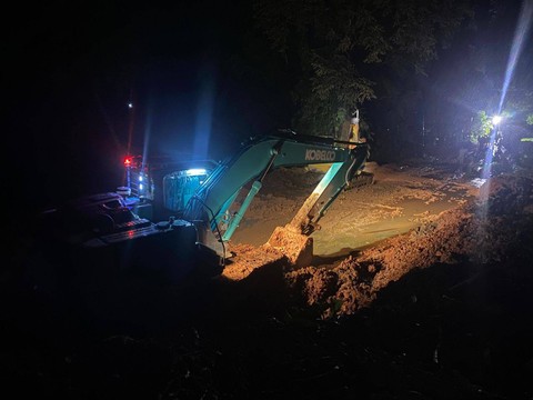 Hutama Karya Group memberikan bantuan alat berat untuk penanganan bencana banjir bandang dan tanah longsor di Pariaman. Foto: dok. HK Group