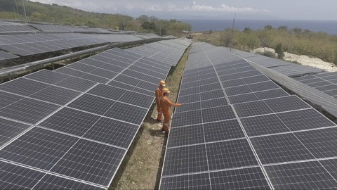 Ilustrasi Pembangkit Listrik Tenaga Surya (PLTS) PLN Indonesia Power (PLN IP). Foto: PLN Indonesia Power