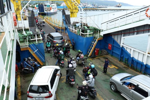 Sejumlah kendaraan keluar dari kapal di Pelabuhan Ketapang, Banyuwangi, Jawa Timur, Minggu (10/3/2024). Foto: Budi Candra Setya/Antara Foto