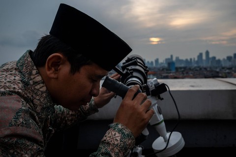 Petugas Kantor Wilayah Kemenag DKI Jakarta mengamati posisi hilal menggunakan teleskop di Jakarta, Minggu (10/3/2024). Foto: Bayu Pratama S/Antara Foto