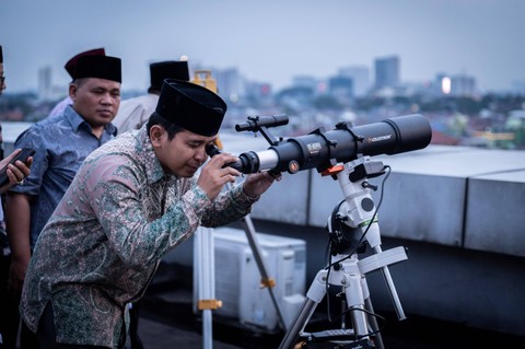 Petugas Kantor Wilayah Kemenag DKI Jakarta mengamati posisi hilal menggunakan teleskop di Jakarta, Minggu (10/3/2024). Foto: Bayu Pratama S/Antara Foto