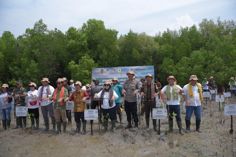 Pertamina melalui program TJSL rehabilitasi mangrove pada hari bakti rimbawan ke-41 di pesisir Pantai Desa Tanah Merah, Kecamatan Kupang Tengah, NTT, Jumat (7/3/2024). Foto: Dok. Pertamina