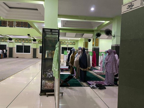 Suasana Salat Tarawih di  Masjid At-Taqwa Muhammadiyah di Jalan Wonodri Raya, Kecamatan Semarang Selatan. Foto: Intan Alliva/kumparan
