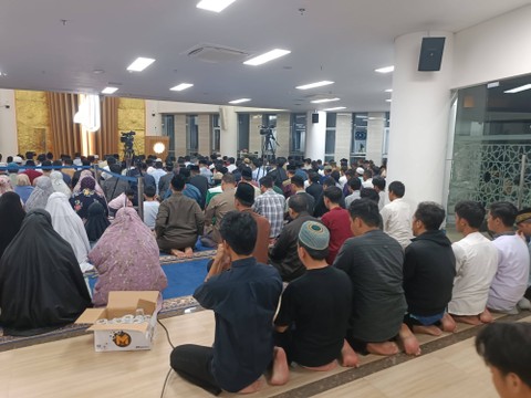 Pelaksanaan ibadah tarawih perdana Ramadan 1445H di Masjid At-Tanwir PP Muhammadiyah, Jakarta Pusat, Minggu (10/3/2024). Foto: Fadhil Pramudya/kumparan