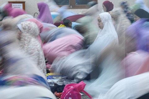 Warga Muhammadiyah melaksanakan shalat Tarawih pertama di Masjid Jami Al Huda Muhammadiyah, Tebet Timur, Jakarta, Minggu (10/3/2024). Foto: M Risyal Hidayat/Antara Foto 