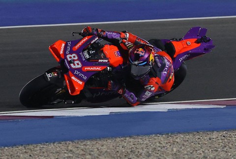 Aksi Jorge Martin saat Sprint Race MotoGP Qatar di Lusail International Circuit pada 9 Maret 2024. Foto: REUTERS/Ibraheem Al Omari