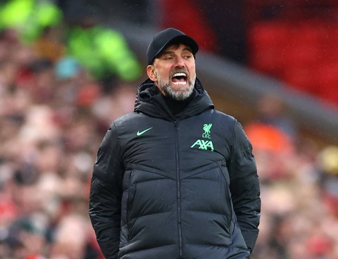 Juergen Klopp saat laga Liverpool vs Man City dalam pekan ke-28 Liga Inggris 2023/24 di Stadion Anfield pada Minggu (10/3) malam WIB. Foto: REUTERS/Carl Recine