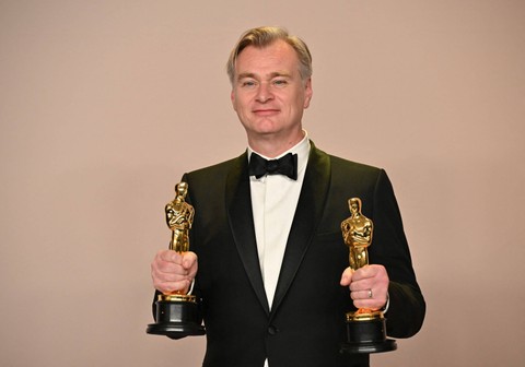Sutradara Inggris Christopher Nolan menerima penghargaan untuk Sutradara Terbaik untuk "Oppenheimer" pada Oscar 2024 di Academy Awards ke-96, Hollywood, Los Angeles, California, Amerika Serikat, Minggu (10/3/2024). Foto: Robyn BECK / AFP
