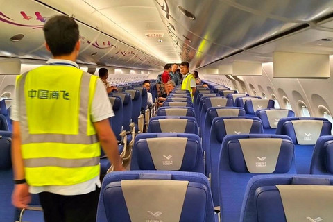 Pabrik pesawat COMAC China membawa pesawat produk terbarunya C919 ke Indonesia di Hanggar 2 GMF, kompleks Bandara Soekarno Hatta Tangerang, Senin (11/3/2024). Foto: INACA