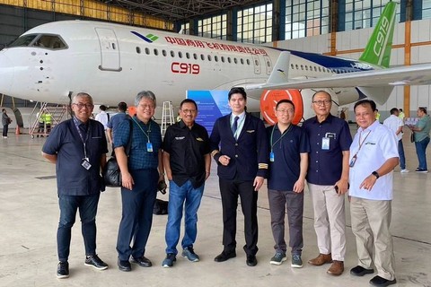 Pabrik pesawat COMAC China membawa pesawat produk terbarunya C919 ke Indonesia di Hanggar 2 GMF, kompleks Bandara Soekarno Hatta Tangerang, Senin (11/3/2024). Foto: INACA