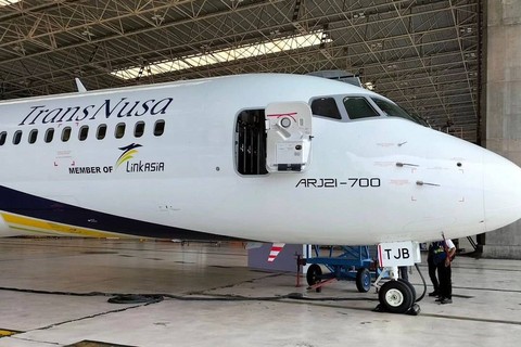 Pabrik pesawat COMAC China membawa pesawat produk terbarunya C919 ke Indonesia di Hanggar 2 GMF, kompleks Bandara Soekarno Hatta Tangerang, Senin (11/3/2024). Foto: INACA