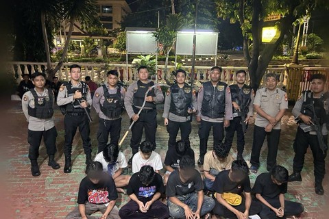 Polisi amankan 9 remaja dengan 1 sajam yang hendak dipakai untuk tawuran di Grogol Petamburan. Foto: Polsek Grogol Petamburan