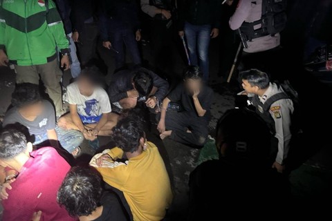 Polisi amankan 9 remaja dengan 1 sajam yang hendak dipakai untuk tawuran di Grogol Petamburan. Foto: Polsek Grogol Petamburan