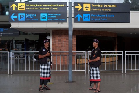 Pecalang atau petugas pengamanan adat Bali memantau situasi Bandara I Gusti Ngurah Rai saat Hari Raya Nyepi Tahun Baru Saka 1946 di Desa Adat Tuban, Badung, Bali, Senin (11/3/2024). Foto: Nyoman Hendra Wibowo/ANTARA FOTO