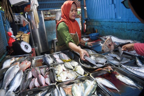 Penjual melayani pembeli ikan segar di Pasar Malaka, Jakarta Utara, Senin (11/3/2024). Foto: M Risyal Hidayat/Antara Foto 