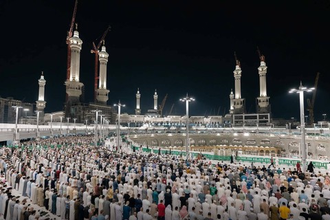 Umat muslim melaksanakan salat Tarawih perdana di Masjidil Haram, Minggu (10/3/2024) malam. Foto: gph.gov.sa