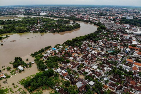 Foto udara kondisi banjir di sekitar Sungai Bengawan Solo di Bojonegoro Jawa Timur, Senin (11/3/2024). Foto: Muhammad Mada/Antara Foto