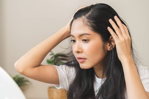 Ilustrasi kepala gatal karena jerawat. Foto: Kmpzzz/Shutterstock