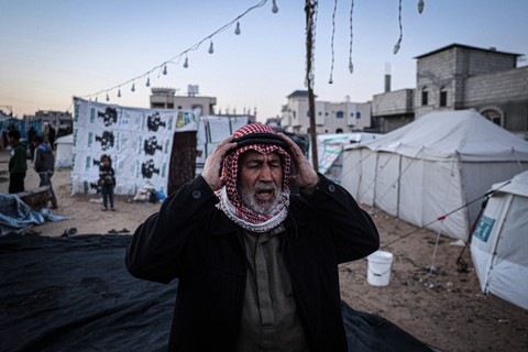 Seorang pengungsi Palestina berdoa sebelum berbuka puasa pada hari pertama bulan suci Ramadhan, di Rafah di Jalur Gaza selatan pada 11 Maret 2024. Foto: Said Khatib/AFP