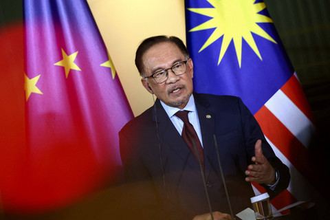 Perdana Menteri Malaysia Anwar Ibrahim mengadakan konferensi pers saat bertemu Kanselir Jerman Olaf Scholz di Berlin, Jerman, Senin (11/3/2024). Foto: Liesa Johannssen/REUTERS