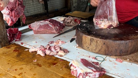 Daging sapi di Pasar Kramat Jati, Jakarta Timur pada Selasa (12/3/2024). Foto: Widya Islamiati/kumparan