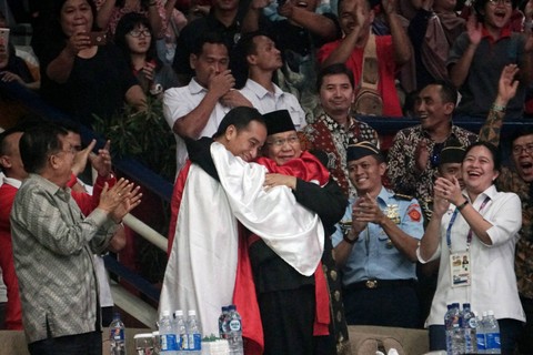 Pesilat Indonesia Hanifah Yudani Kusumah (tengah) memeluk Presiden Joko Widodo (kiri) dan Ketua Umum Pengurus Besar Ikatan Pencak Silat Indonesia (IPSI) Prabowo Subianto (kanan) pada Asian Games 2018. Foto: Aditia Noviansyah/kumparan
