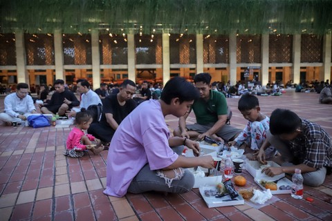 Warga menyantap menu buka puasa bersama di Masjid Istiqlal, Jakarta, Selasa (12/3/2024). Foto: Jamal Ramadhan/kumparan