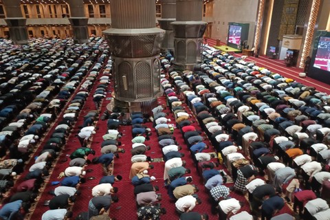 Suasana ibadah salat tarawih malam kedua Ramadan 1445 H di Masjid Istiqlal, Jakarta Pusat, Selasa (12/3/2024). Foto: Fadhil Pramudya/kumparan