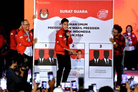 Ketua Umum Partai Solidaritas Indonesia (PSI) Kaesang Pangarep (tengah) menyampaikan orasi politiknya saat kampanye akbar di Denpasar, Bali, Senin (5/2/2024). Foto: Fikri Yusuf/ANTARA FOTO