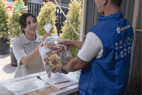 Penyerahan sampah plastik ke Waste Station Pasar Sememi. Foto: Dok. Ajinomoto