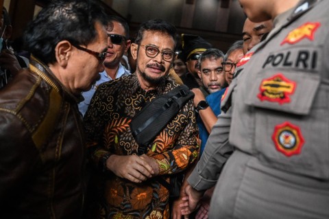 Terdakwa kasus pemerasan dan gratifikasi Syahrul Yasin Limpo berjalan meninggalkan ruangan usai mengikuti sidang pembacaan eksepsi di Pengadilan Tipikor, Jakarta, Rabu (13/3/2024). Foto: Rivan Awal Lingga/ANTARA FOTO