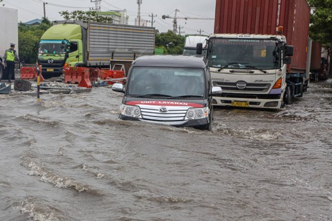 Foto udara sejumlah kendaraan melewati banjir yang merendam jalur pantura di Jalan Kaligawe Raya, Semarang, Jawa Tengah, Rabu (13/3/2024). Foto: Makna Zaezar/ANTARA FOTO