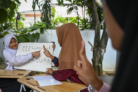 Santri penyandang disabilitas tunarungu mengajari anak disabilitas tunarungu mengaji di Pondok Pesantren Tahfidz Difabel KH Ahmad Lutfi Fathullah, Jakarta, Rabu (13/3/2024). Foto: Erlangga Bregas Prakoso/ANTARA FOTO